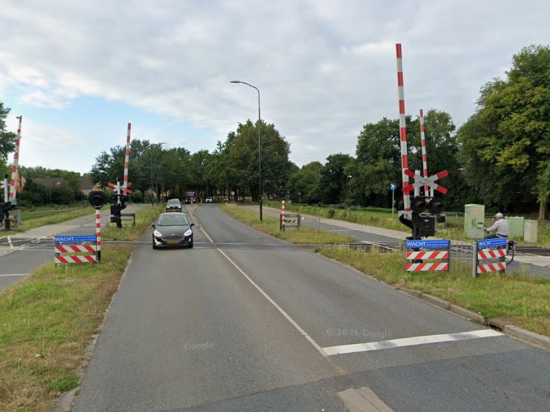 De Laan van Erica in Apeldoorn dat mogelijk in de toekomst een onderdoorgang krijgt. (Foto: Google Maps)