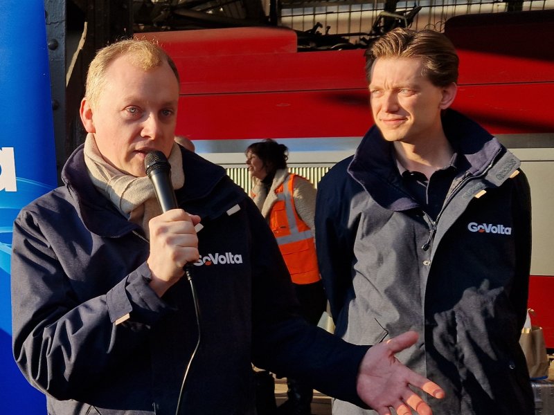 Oprichters Maarten Bastian en Hessel Winkelman tijdens de inhuldiging van de nieuwe treinverbinding. (Foto: Treinenweb/Clayweb)