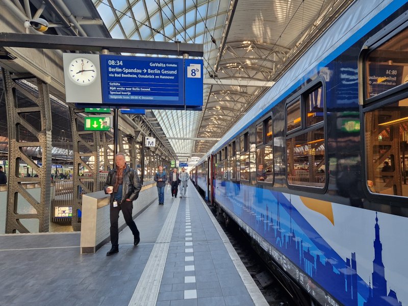 De rijtuigen zijn kleurrijk bestickerd en laten aan de buitenzijde hun (toekomstige) bestemmingen zien. (Foto: Treinenweb/Clayweb)