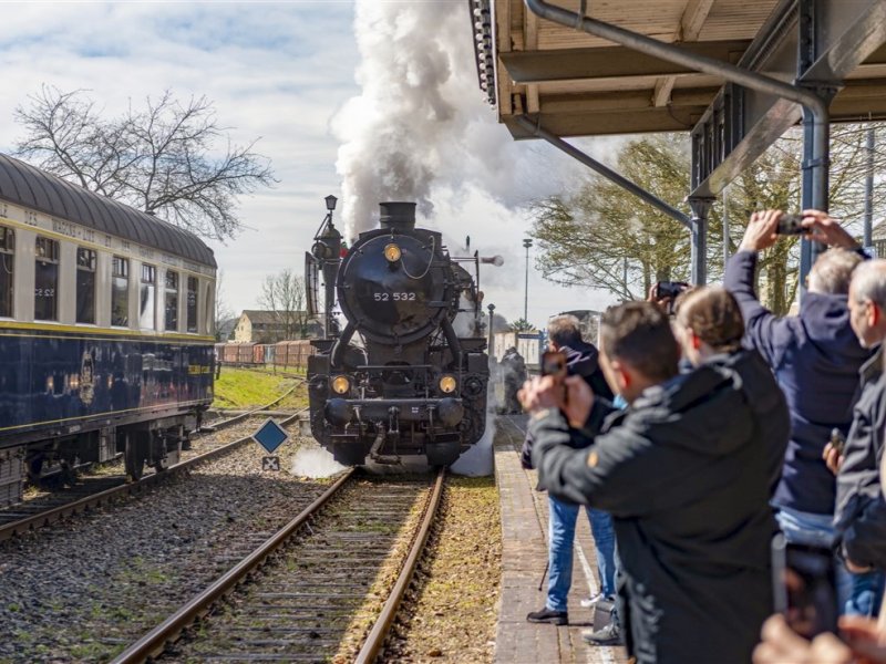 De aankomst van de locomotief op Station Simpelveld. (Foto: Kevin Cordewener)
