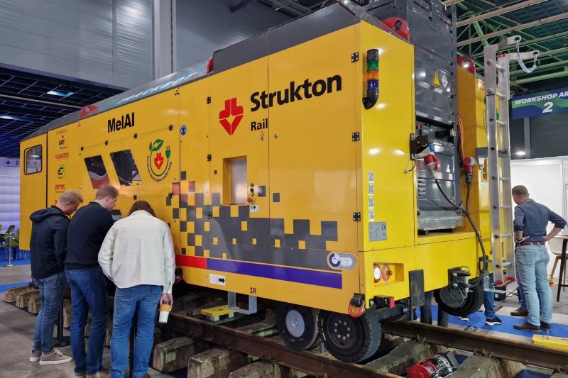 De Trackbot tijdens een presentatie op RailTech 2026. (Foto: Treinenweb/Clayweb)