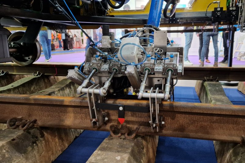 Ook het monteren van assentellers op het spoor is ��n van de klussen die Trackbot kan uitvoeren. (Foto: Treinenweb/Clayweb)