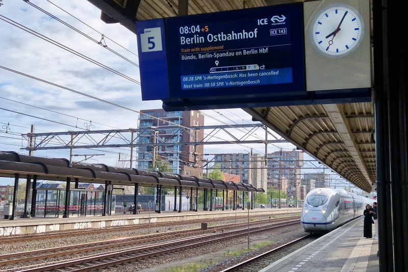 De aankomst van de omgeleide ICE-trein op spoor 5 van station Woerden. (Foto: Treinenweb/Clayweb)