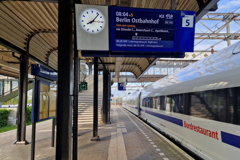 De ICE-trein maakt een korte geplande tussenstop op station Woerden.  (Foto: Treinenweb/Clayweb)