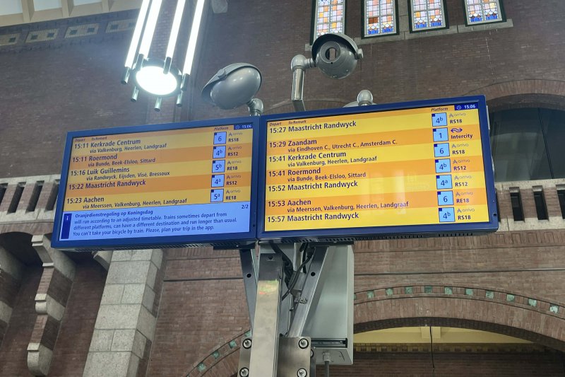 De blauwe vertrektijdenborden waren vandaag feestelijk in het oranje gehuld. (Foto: Thomas van der Meer)