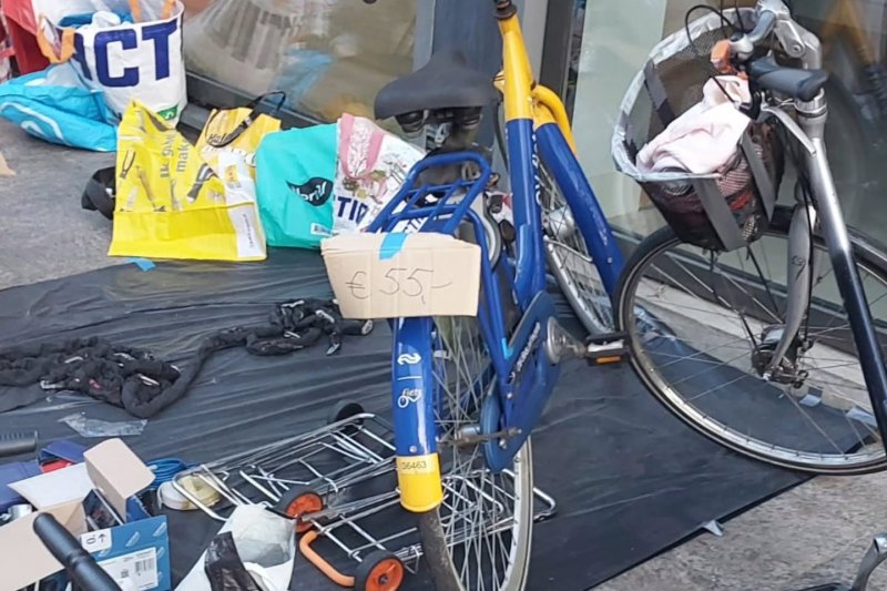 De OV-fiets die op de kleedjesmarkt in Almere werd aangetroffen. (Foto: Instagram: veiligheid_service_almere)