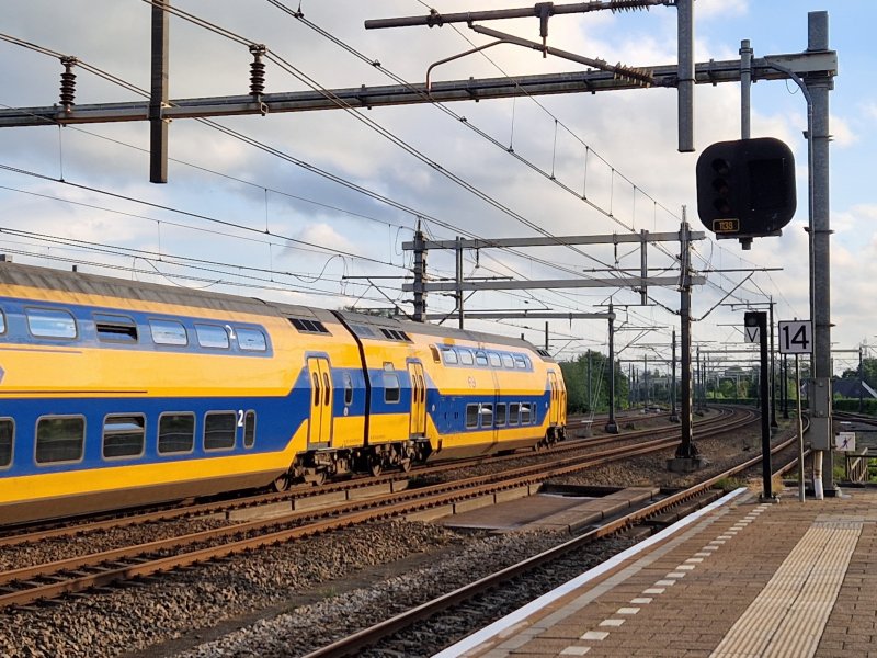 Een van de drie gestrande treinen op station Woerden. Het sein is vanwege de verstoring ook gedoofd. (Foto: Treinenweb/Clayweb)