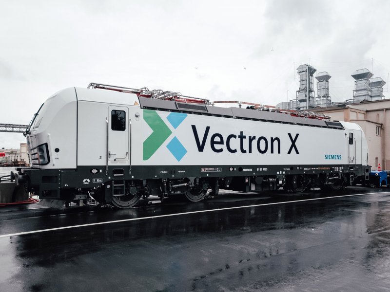 De Vectron X van Siemens die bij de werkplaats in Allach gepresenteerd is. (Foto: Siemens Mobility)