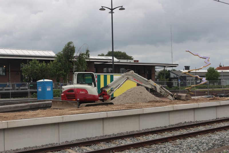 Het nieuwe perron bij Coevorden krijgt inmiddels zijn gestalte. (Foto: Treinenweb.nl)