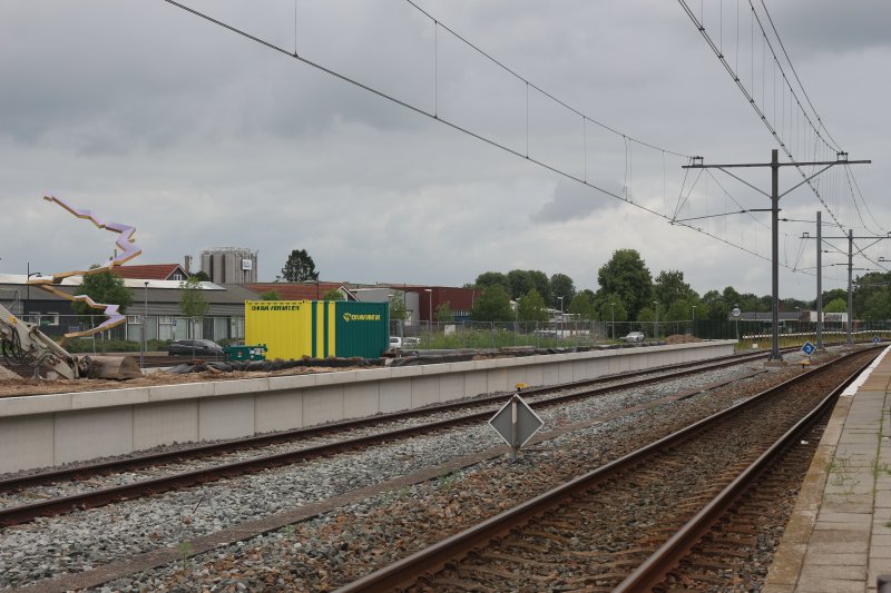Ook het nieuwe spoor ligt er al. Alle sporen zullen uiteindelijk geschikt zijn voor de Duitse trein. (Foto: Treinenweb.nl)