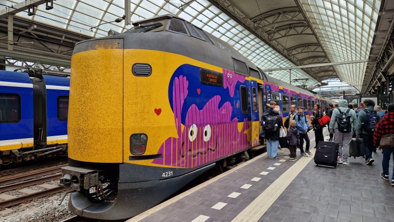Ook deze vrolijke trein van NS brengt diverse reizigers met een goedkoop Dal Vrij abonnement naar hun bestemming. (Foto: Treinenweb/Clayweb)