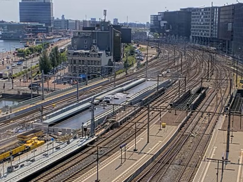 Het tweede brugdeel is bij Amsterdam Centraal is geplaatst. (Foto: ProRail livestream still-shot)