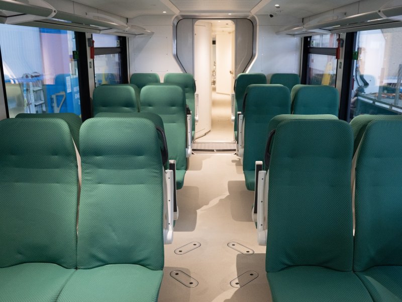 Het interieur van de trein. (Foto: Stadler Rail)