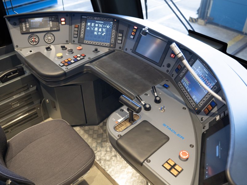 Ook de cabine is ergonomisch en zeer herkenbaar van de GTW en FLIRT-treinen. (Foto: Stadler Rail)