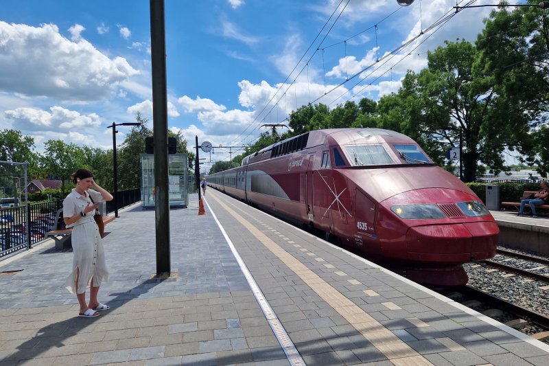 Het perron van spoor 1 is breder geworden. (Foto: Clayweb / Treinenweb)