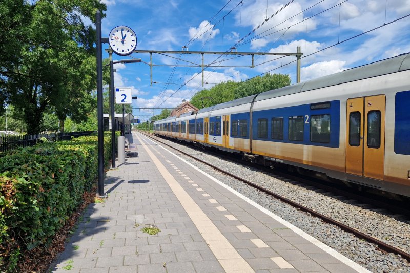 Ook is het meubilair op het perron vervangen, en is de inrichting aangepast. (Foto: Clayweb / Treinenweb)