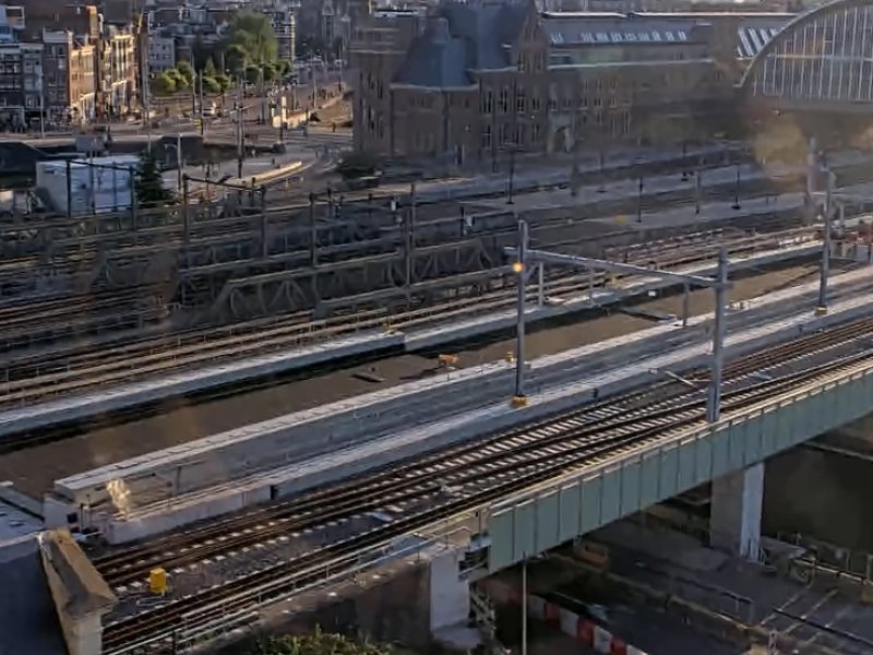 Tweede spoorbrug geplaatst bij Amsterdam Centraal 