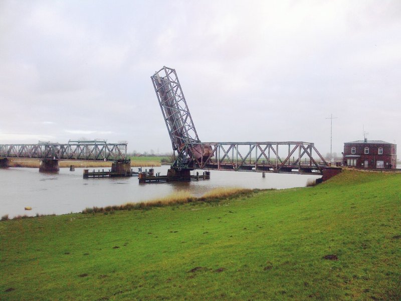 De vorige brug die nog via een rolbascule in beweging werd gebracht, nog voordat de aanvaring plaatsvond. (Rechten: Dick Elbers)