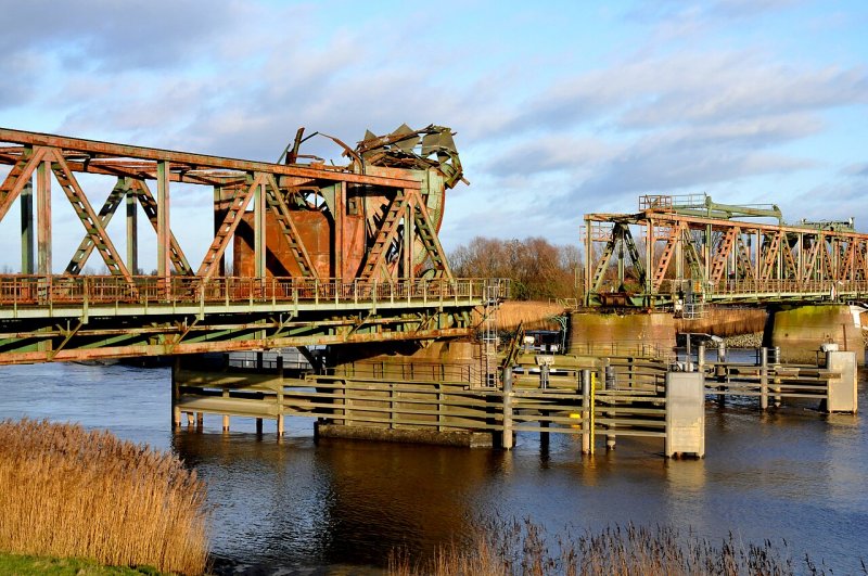 Hier zien we de brug nadat deze door de schade niet meer in gebruik kon worden genomen. Het verwrongen brugdeel is inmiddels verwijderd.  (Rechten: Jan Oosterhuis (CC BY-SA 3.0))