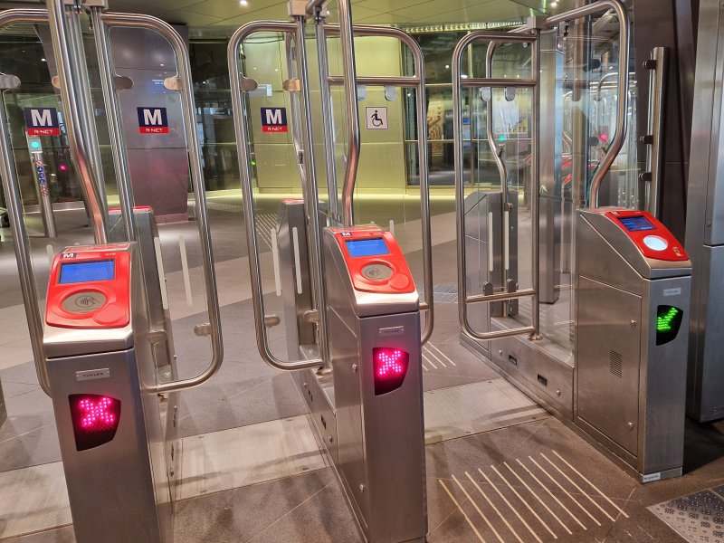 In de toekomst kan je zonder handmatig in te checken door de poortjes lopen. (Foto: Treinenweb/Clayweb)
