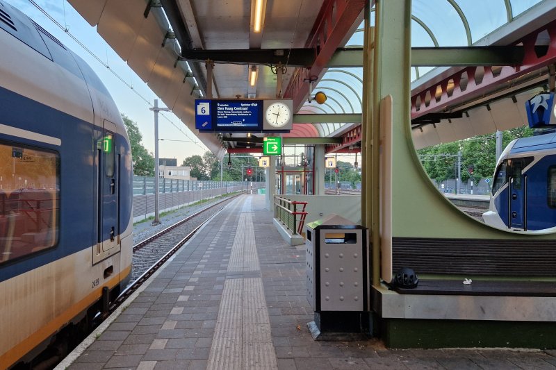 Station Weesp gaat de komende maanden op de schop om het groeiende aantal reizigers op te vangen. (Foto: Treinenweb/Clayweb)
