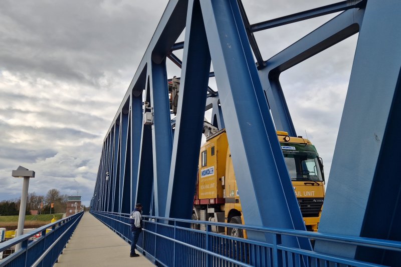 Op de brug werden inspecties uitgevoerd met een speciale onderhoudswagen voorzien van een kraan. Ook de opzichter houdt een oogje in het zeil. (Rechten: Treinenweb/Clayweb)