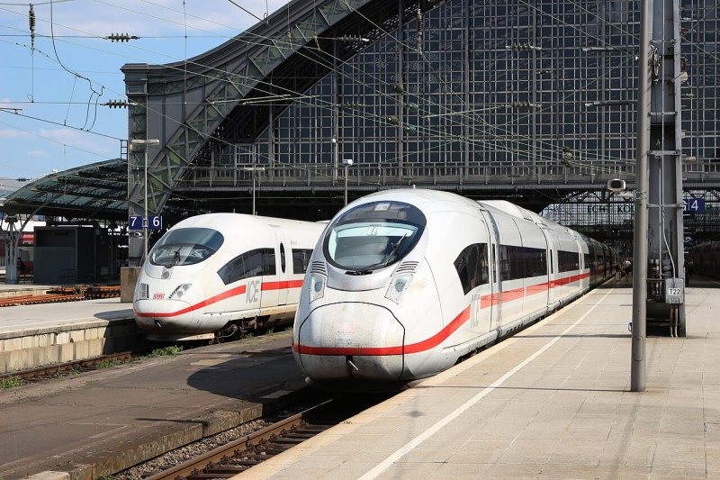 Links de oudere ICE3 en rechts de nieuwere ICE3 neo op station Keulen. (Foto: Alex Noble (Public Domain))
