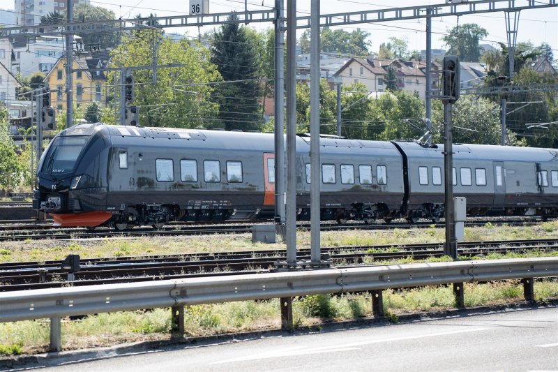 De FLIRT Nordic wijkt met een afwijkend omgrensingsprofiel en een andere kop duidelijk af van de andere Flirt-treinen die er in Europa rondrijden. (Foto: Stadler Rail / Pedro Becerra)