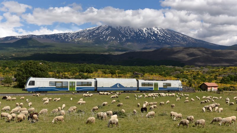Een impressie van de smalspoortrein door het Italiaanse landschap. (Rechten: Stadler)
