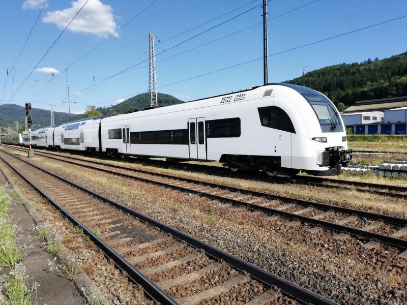 Een voorbeeld van een Desiro HC van Siemens. De kleurstelling voor BeNEX moet nog bepaald worden. (Foto: Ys2003 / Kleur AI-aanpassing: Treinenweb.)
