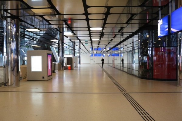Tegenwoordig hoor je in de avonduren ook de klanken van het Carnaval-festival in de stationshal. Ta-ra-ta-da-ta-da-da-da-da..... (Foto: Treinenweb)