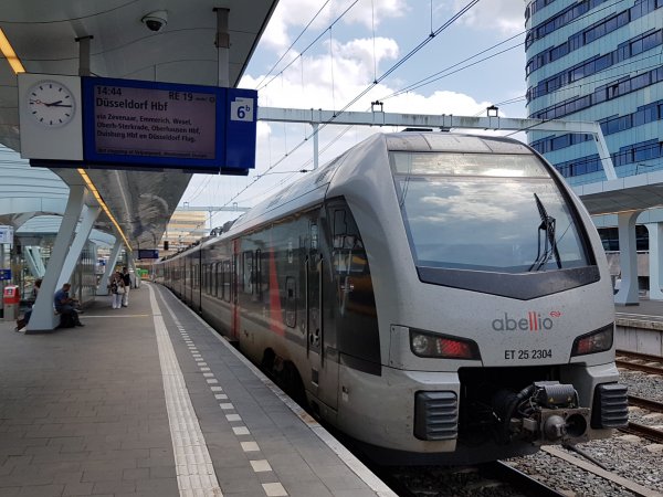 De Flirt van Abellio op de RE19-lijn vanaf Arnhem naar D�sseldorf (Foto: Treinenweb)